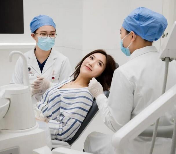 醫(yī)生工作服什么面料好？醫(yī)生白大褂的面料要求